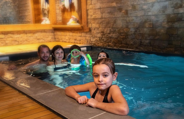 5* gîte with indoor pool, sauna, 20 mins from ski slopes, 300 m from a lake