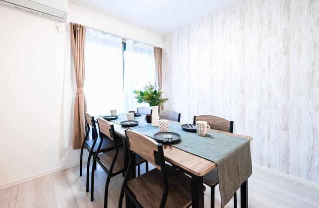 5 min walk from Korean Town, 7 min walk from JR Tsuruhashi Station, 1 year old, single family house, 3LDK, convenient location for walking and eating.