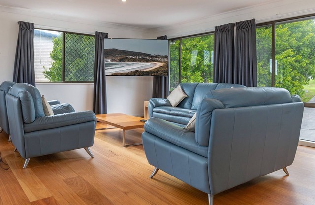 5 Lake Vista - quiet home in Forster.