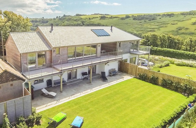 5* large, dog-friendly holiday home with exceptional coast and countryside views