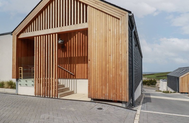 5 LONGSHORE, family friendly, character holiday cottage in Newquay