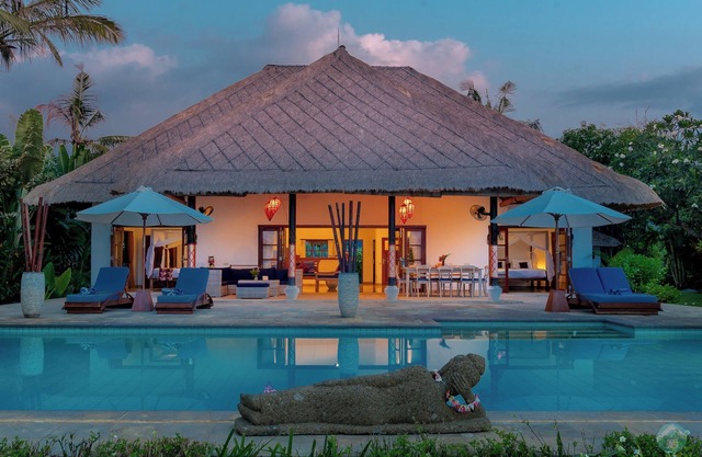 5 * Lovina Beachfront pool villa Tour gratis con delfines