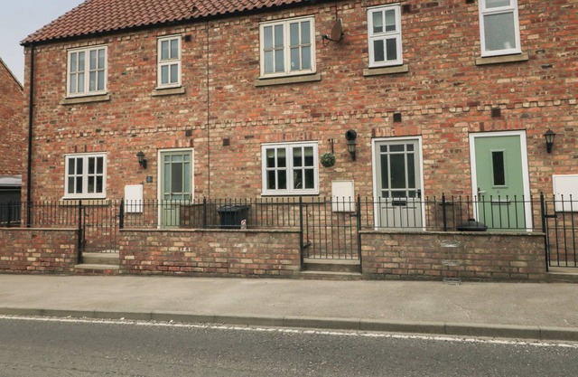 5 MANOR RISE, pet friendly, character holiday cottage in Sherburn