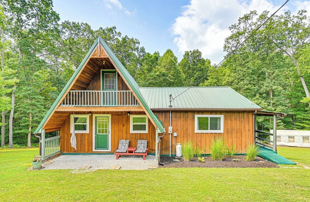 5 Mi to Cave Run Lake: Wellington Cabin w/ Deck!