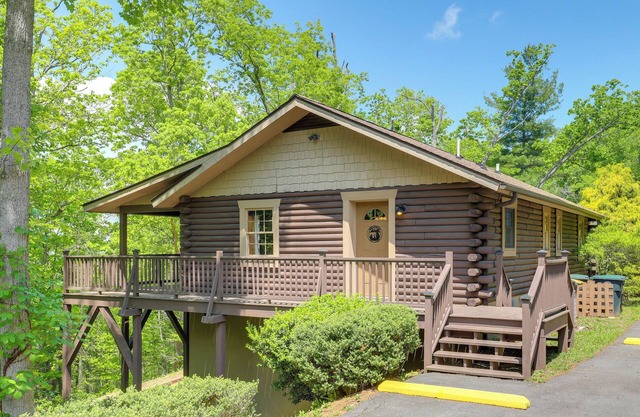 5 Mi to Dtwn Asheville: Tranquil Cabin Retreat!