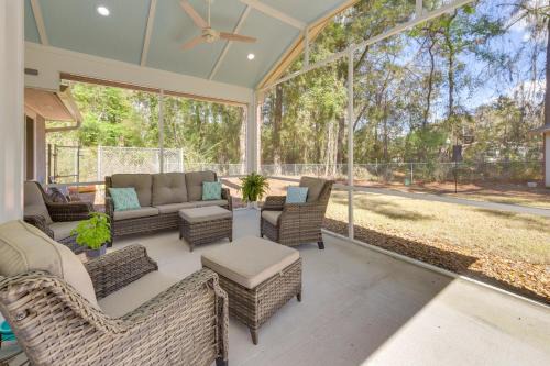 5 Mi to Dtwn Beaufort Home with Screened-In Patio