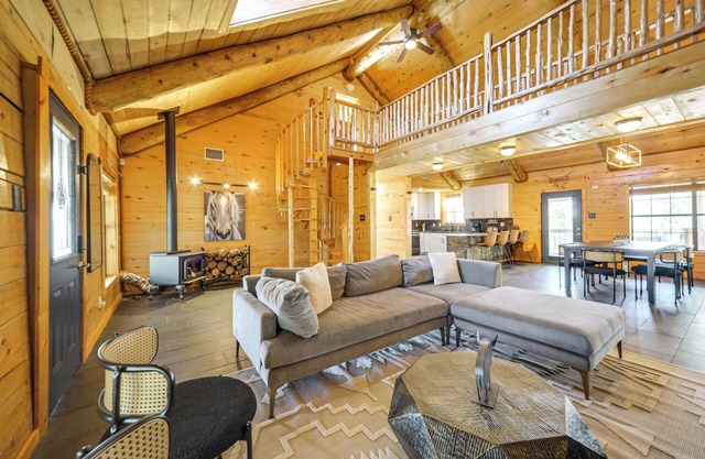 5 Mi to Dtwn Dripping Springs: Cabin w/ Jacuzzi!