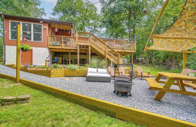 5 Mi to Harpers Ferry NHP: Quiet Home w/ Deck