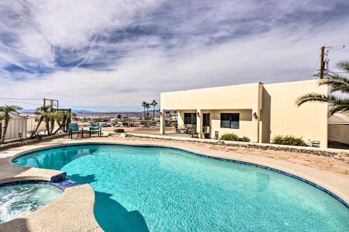 5 Mi to Lake Havasu Bright Cottage with Fire Pit!