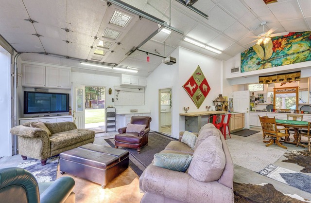 5 Mi to Logan State Park: Studio w/ Outdoor Space!