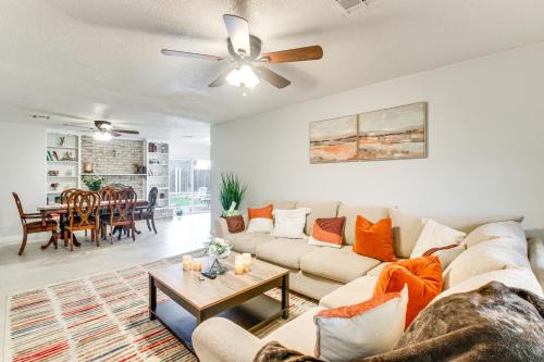 5 Mi to Museum of the Great Plains Home with Patio