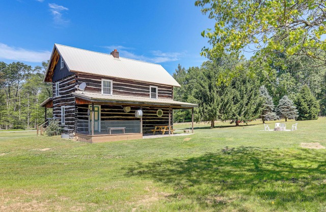 5 Mi to State Parks: Penfield Cabin w/Fire Pit!