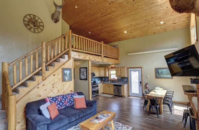5 Miles from Mt- Rushmore, with private hot tub!