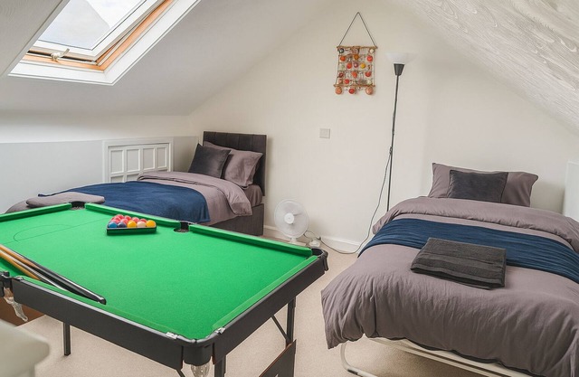 5 min from City Centre w/Fast Wifi, Parking, Sea View & More! | 5 BR House