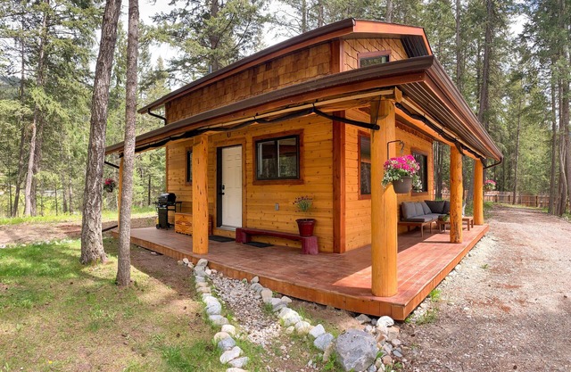 5 min from town, great access to outdoor activities, quiet, plenty of space!