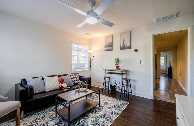 5 min Grant park with Fenced Yard Parking Pet Friendly