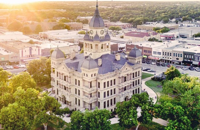 5 Min to Downtown Denton Full Kitchen Yard UNT/TWU Colleges and Hospitals
