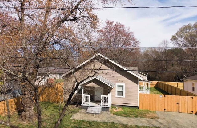 5 Min. from Elon w/In Unit Washer + Dryer - Fast Wi-Fi - Smart TVs
