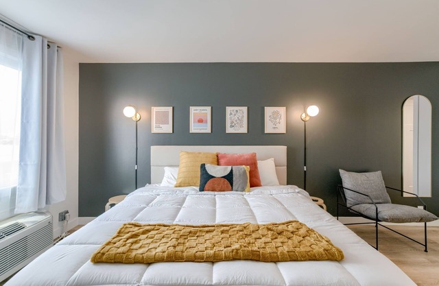 5 min. to Lincoln's top attractions. King size bed, kitchenette & outdoor space