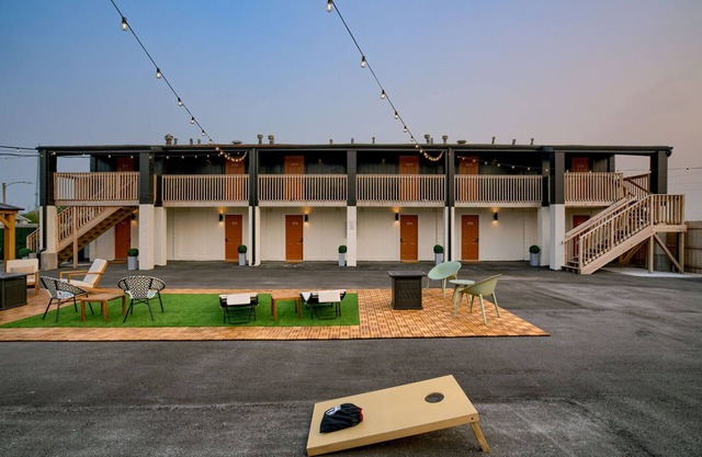 5 min. to Lincoln's top attractions. 2 Queens, kitchenette & outdoor space.