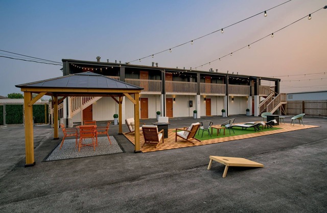 5 min. to Lincoln's top attractions. 2 Queens, kitchenette, WiFi & outdoor space