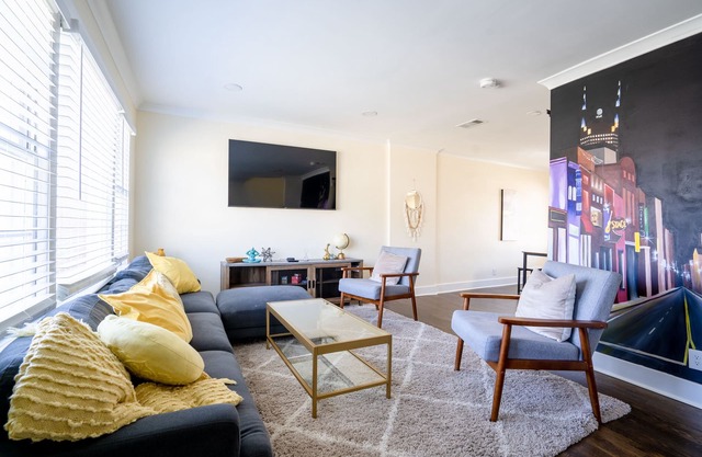 *5 Min to Nissan-3 Mi to Broadway*-Private Backyard
