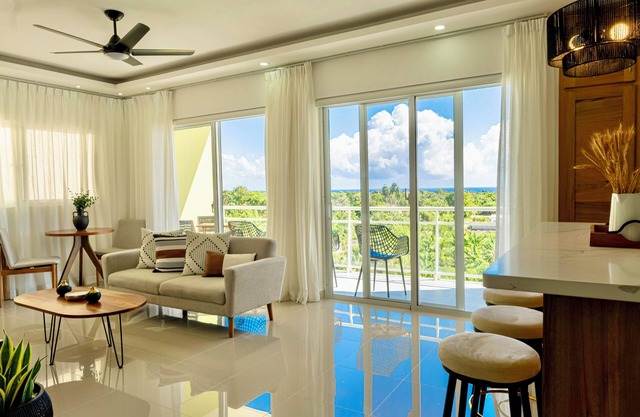 5 min to the beach! Pristine ocean view apartment - Gated community with parking