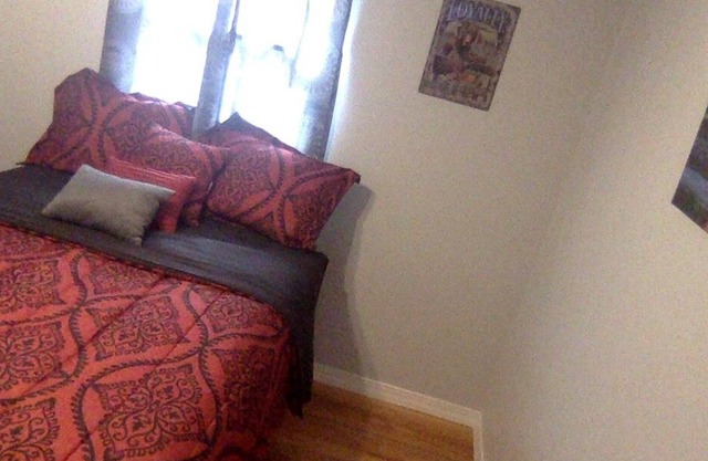 5-min Walk to Beautiful Spring River! Cozy, Quiet Newly Remodelled Retreat.