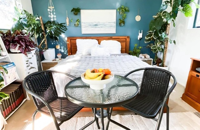 5 min walk to beach. Bed & Breakfast in Self Contained Studio with Outdoor Bath