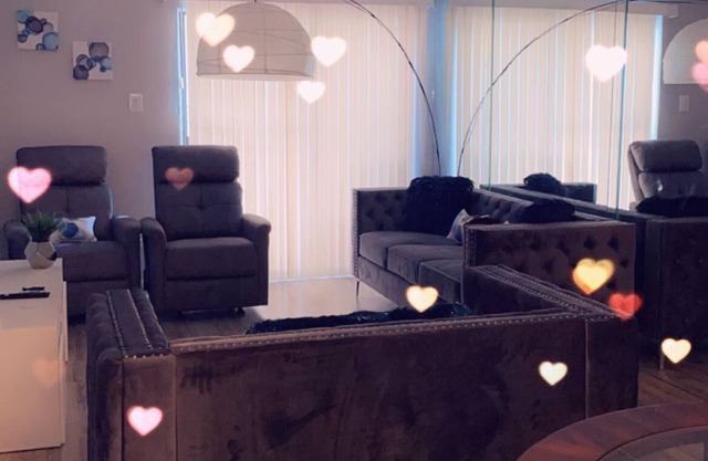 5 Min walk to NRG/MED Center/Night life/ Restaurants/Galleria