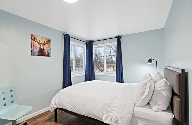 5 Min walk to restaurants/cafes, 8 min drive to airport, 10 min walk to trails.