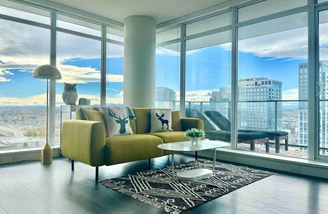5 Min Walk to Saddledome - Amazing Views, Luxury 2 Bedroom