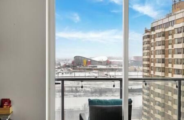 5 min walk to Stampede | 2BR |AC |Near Frt Calgary