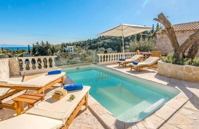 Villa de 2 dormitorios y 1 baño con piscina privada, a poca distancia de Loggos, wifi gratis y aire acondicionado.