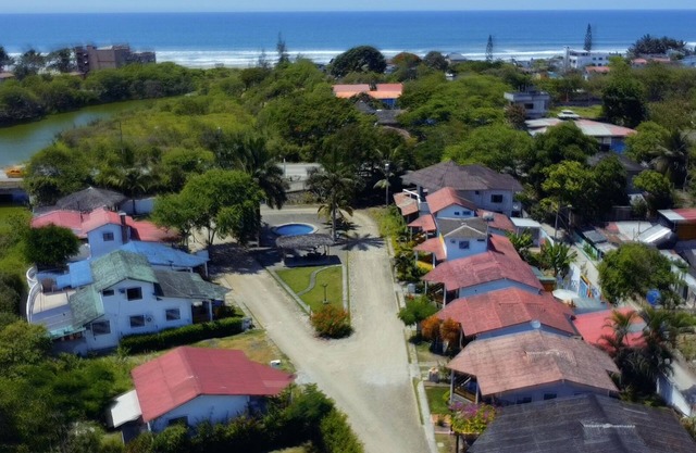 Cottage Beach moderna con patio privado, concepto abierto 2 br / 1 BA Montañita / Olon