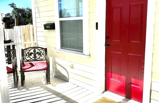 5 Mins From Airport! Cute Remodeled Historical Home