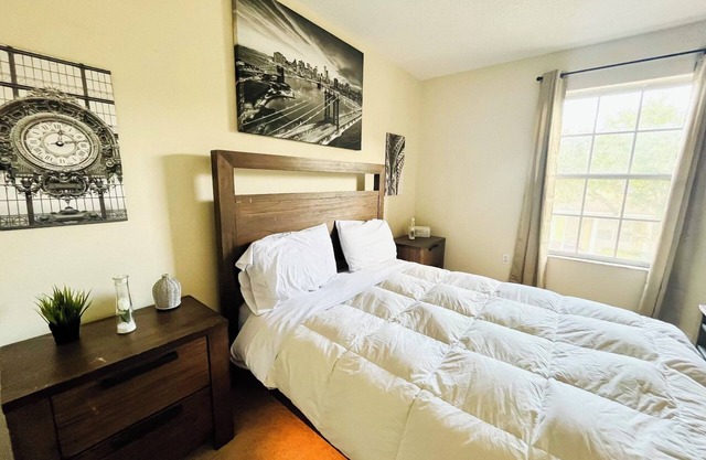 5 mins from Kissimmee and 20 mins from the parks!