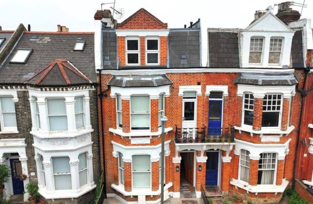 5 mins to Fulham, Sleeps 6, Deluxe Suite 60"TV + Netflix + Games ShortStays