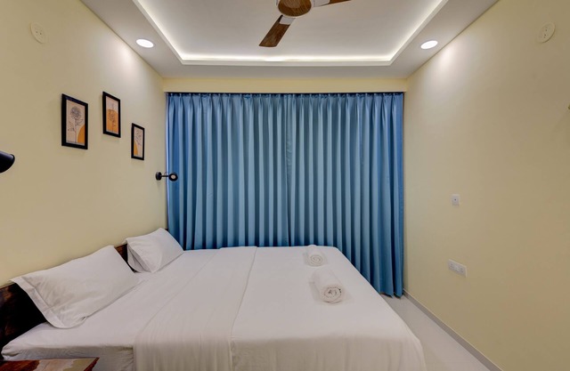 5 mins to GOI airport! Family sized Apt with deck. Access to Pool, Sauna & more.