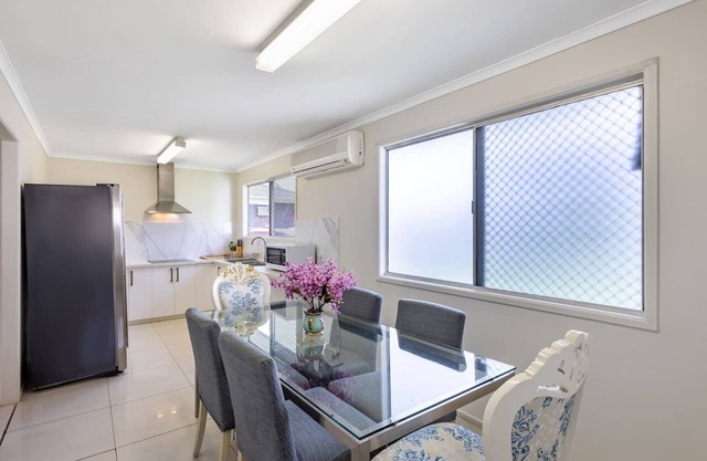 5 mins to mall! Convenient 4BR Home @ Sunnybank