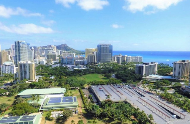 5 mins to the Beach/ OCEAN+Mt View. Centrally located in Waikiki