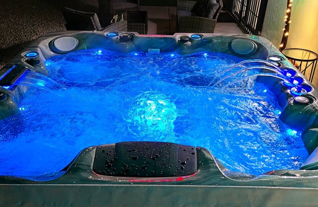 5 mins to The Strip ~ Hot Tub, Sleeps 7, Game Room, Weekend Getaway, Retreat