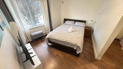 5 mins walk to Skytrain Station