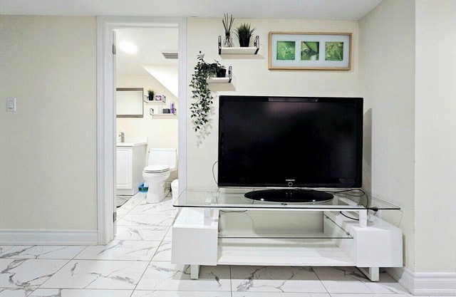 5 MINS WALK TO TRINITY BELLWOOD PARK! 2 bedroom downtown Toronto