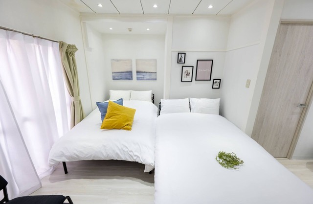 5-minute walk from Yotsuya Station in Shinjuku-ku, close to Shinjuku Gyoen Garden, can accommodate 6 people/ 3 beds, keep luggage ok, free Wi-Fi