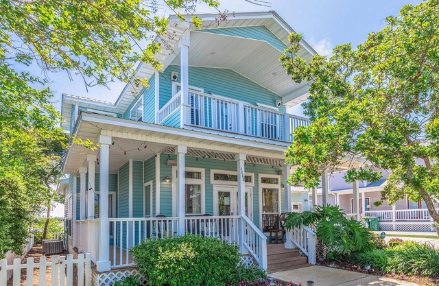 5 minute walk to beach, POOL, GOLF CART