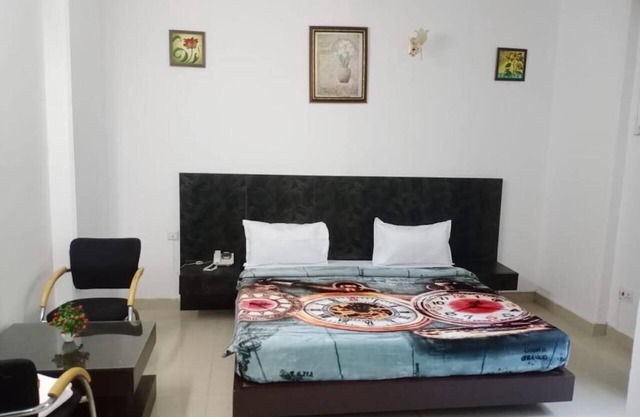 5 minute walk to MG Road Metro, bustling area of Gurgaon