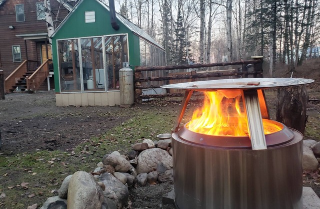 5 minute walk to Salmon Stream, centrally located for Alaskan Adventure!
