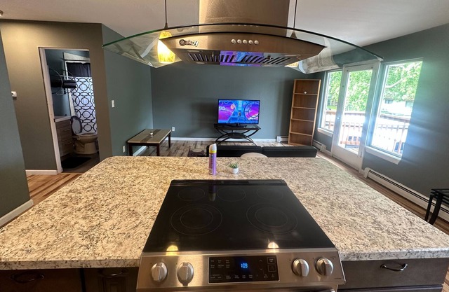 5 minutes from airport & downtown! 2BR with balcony & free WIFI! Secured & Quiet