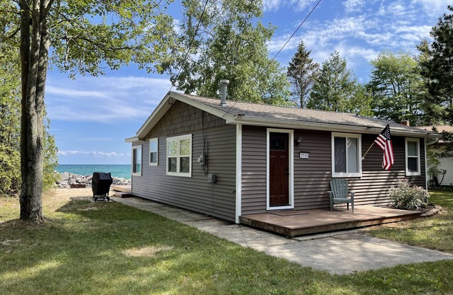 5 minutes from Downtown East Tawas, On The Rocks is a cottage on Lake Huron